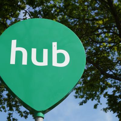 Bord als groene pointer met daarop in wit de tekst 'hub'. 